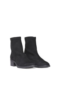 Botas de tobillo de ante negro con punta redondeada y tacón de bloque, con costuras visibles a lo largo de las costuras. Textura suave.