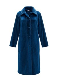 Abrigo largo y azul de forro polar con un cuello con solapa, cierre de botones, dos bolsillos laterales y un patrón texturizado en toda la tela.