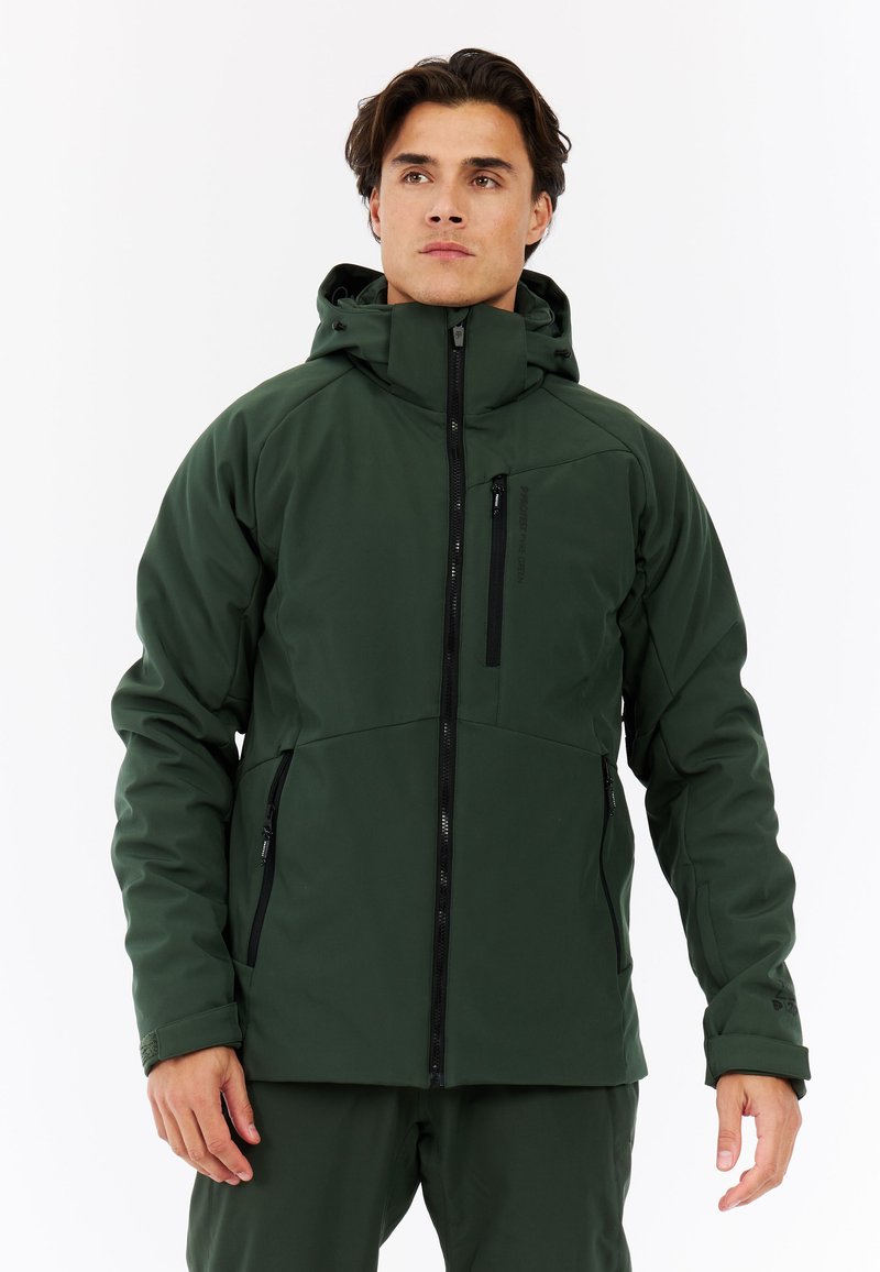 Giacca isolante verde con cappuccio, dotata di tasche con cerniera, chiusura frontale con zip e tessuto testurizzato. Design liscio e aderente.