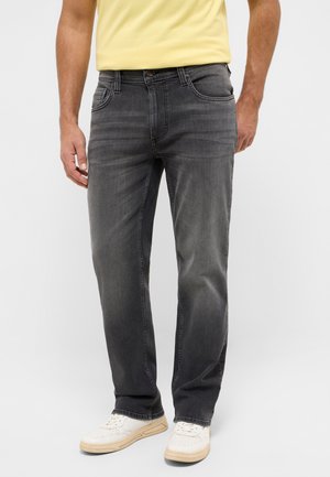 Mäns grå denimjeans med rak passform, fem fickor, blekningsdetaljer och knappstängning, i kombination med vita sneakers.