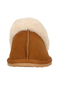 Bruine suède slipper met een crème bontkraag, met een gestikte naad en een platte rubberen zool voor duurzaamheid. Zachte textuur en eenvoudig ontwerp.