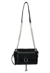 Borsa nera con trama in pelle di serpente, tracolla a catena argentata, tasca con cerniera e un elemento circolare in metallo sulla parte anteriore.