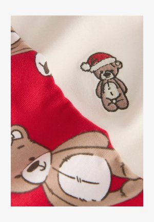 Rood en witte stof met een berenontwerp. De beer draagt een rode kerstmanhoed, met bruine en witte details op zijn lichaam. Zacht van textuur.