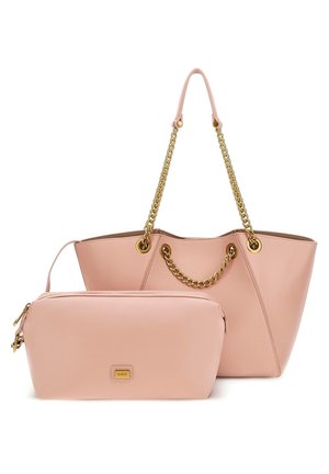 Różowa skórzana torba na ramię z złotymi łańcuszkowymi uchwytami oraz dopasowaną różową saszetką na zamek z złotą plakietką z logo na przodzie.