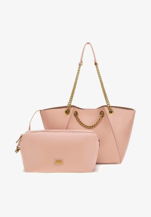 Różowa skórzana torba na ramię z złotymi łańcuszkowymi uchwytami oraz dopasowaną różową saszetką na zamek z złotą plakietką z logo na przodzie.