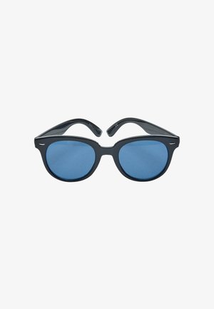 Czarne plastikowe okulary przeciwsłoneczne z niebieskimi soczewkami, o zaokrąglonym kształcie i dwóch wyraźnych, zakrzywionych ramionach. Cienki srebrny akcent na oprawie.