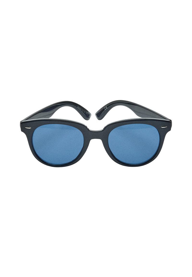 Czarne plastikowe okulary przeciwsłoneczne z niebieskimi soczewkami, o zaokrąglonym kształcie i dwóch wyraźnych, zakrzywionych ramionach. Cienki srebrny akcent na oprawie.