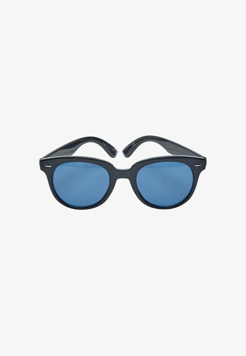 Czarne plastikowe okulary przeciwsłoneczne z niebieskimi soczewkami, o zaokrąglonym kształcie i dwóch wyraźnych, zakrzywionych ramionach. Cienki srebrny akcent na oprawie.