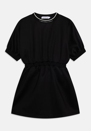 Vestido corto negro de manga corta con cintura elástica, mangas con puños y logo de Calvin Klein Jeans en el interior del cuello.