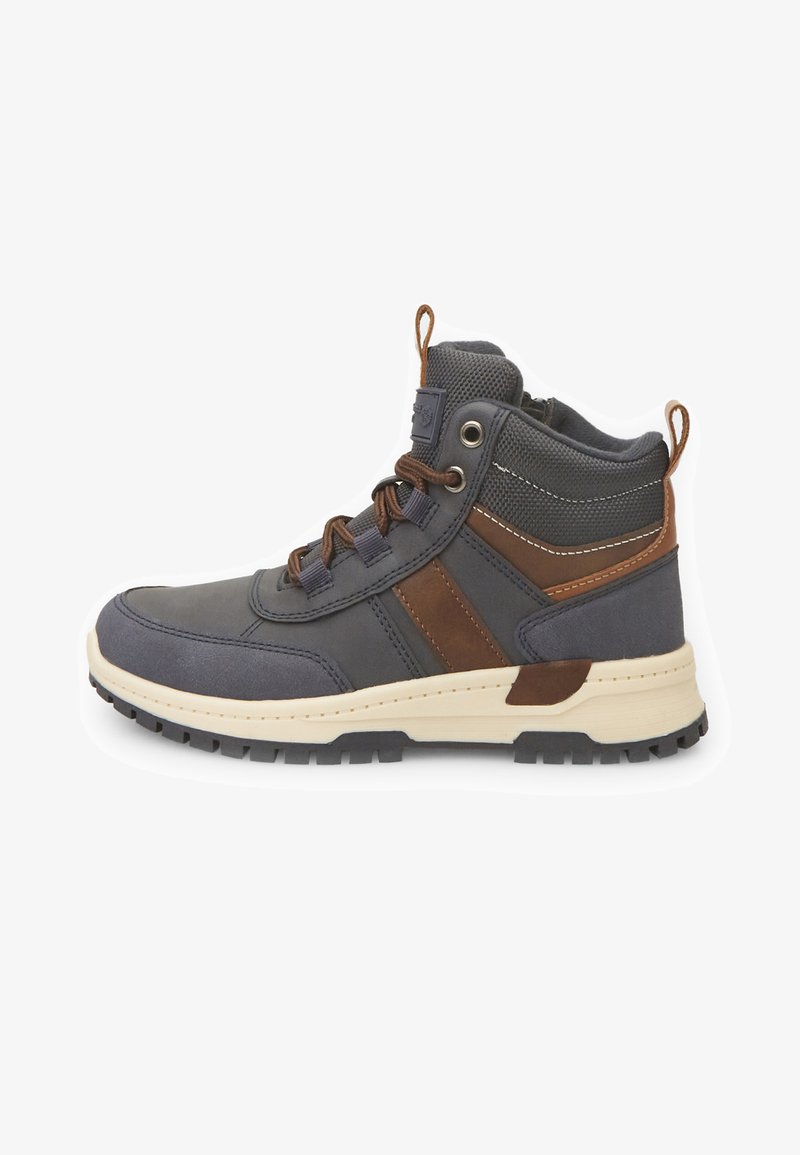 Scarpa da trekking in materiale sintetico grigio scuro, con accenti in pelle marrone, colletto imbottito e suola in gomma con tasselli antiscivolo.