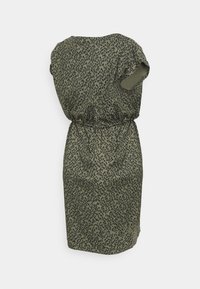 Vestido verde oliva com padrão de estampado de leopardo, mangas curtas, cintura elástica e um corte solto, com textura suave. Vista traseira.