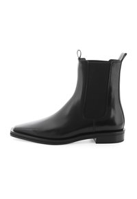 Botte chelsea en cuir noir avec un bout pointu, des panneaux élastiques sur les côtés et une languette à l'arrière, présentant une finition lisse et brillante.