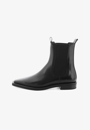 Schwarze Leder-Chelsea-Stiefel mit spitzem Zehenbereich, elastischen Seitenpaneelen und einer Zuglasche an der Rückseite, mit einer glatten, glänzenden Oberfläche.