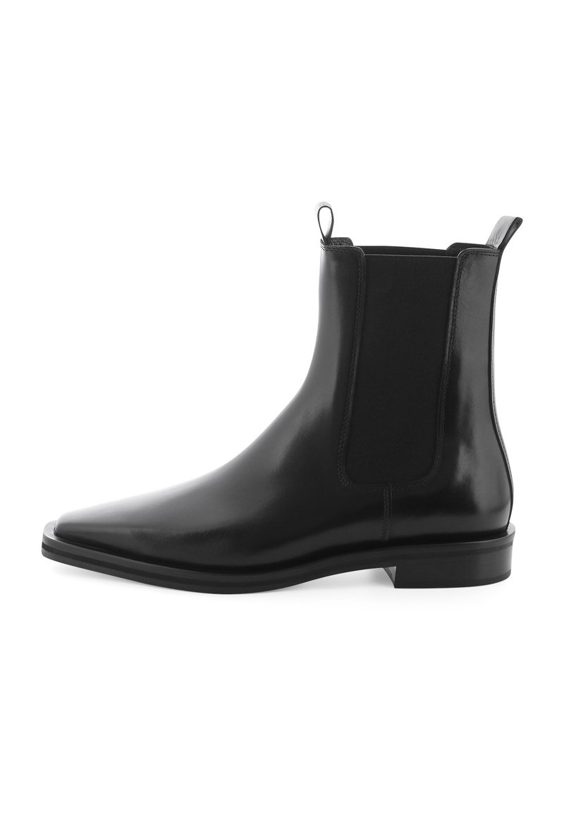 Botte chelsea en cuir noir avec un bout pointu, des panneaux élastiques sur les côtés et une languette à l'arrière, présentant une finition lisse et brillante.