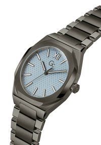 Herrenarmbanduhr mit gebürstetem Metallarmband, hellblauem strukturiertem Zifferblatt, silbernen Stundenmarkierungen und drei Zeigern, die 11:15:43 anzeigen.