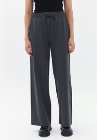 Nevybráno, black sand