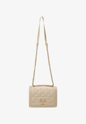Beige gesteppte Handtasche mit einer goldenen Kettenriemen, ausgestattet mit einem Markenlogo und glatten Lederakzenten. Rechteckige Form mit Klappenverschluss.