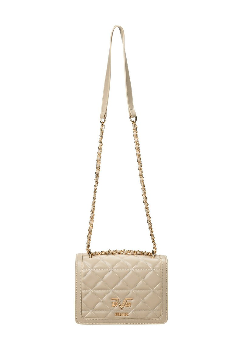 Beige gesteppte Handtasche mit einer goldenen Kettenriemen, ausgestattet mit einem Markenlogo und glatten Lederakzenten. Rechteckige Form mit Klappenverschluss.