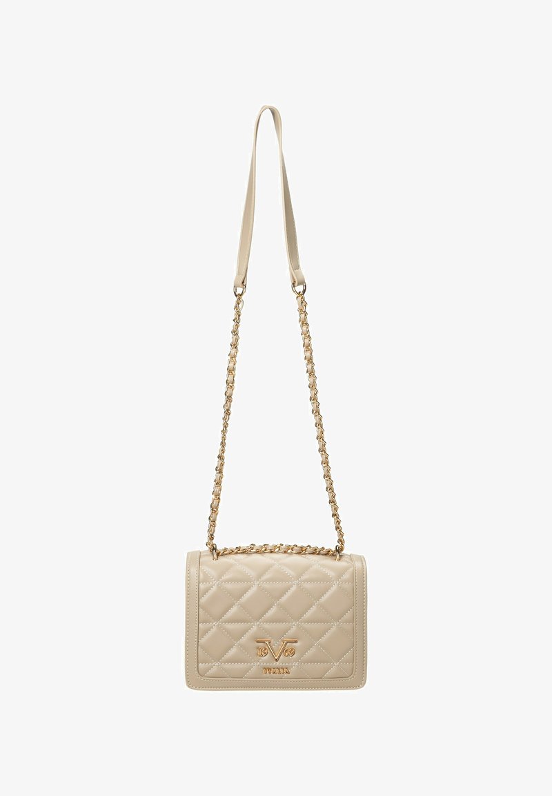 Beige gesteppte Handtasche mit einer goldenen Kettenriemen, ausgestattet mit einem Markenlogo und glatten Lederakzenten. Rechteckige Form mit Klappenverschluss.