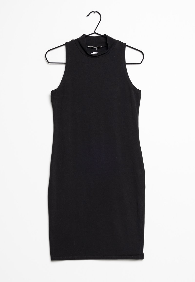 Svart ärmlös klänning med hög halsringning, gjord av mjukt tyg. Har en figurnära silhuett och rena linjer. Hänger på en svart krok.