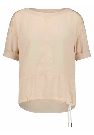 Jasnobeżowa bluzka z krótkim rękawem, z podwiniętymi mankietami, luźnym krojem, okrągłym dekoltem i regulowanym ściągaczem na prawej stronie u dołu.