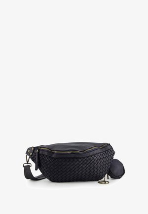 Vævet sort lædertaske med en buet form, guld lynlås og sideløkke. Inkluderer en lille pung fastgjort med en nøglering. Glat tekstur.