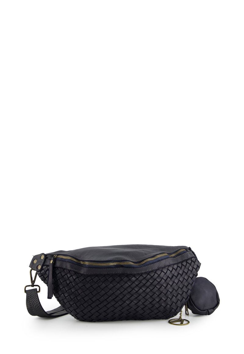 Woven black leather bag o krzywym kształcie, ze złotym zamkiem błyskawicznym i bocznym paskiem. Zawiera małą torebkę przypiętą za pomocą breloka. Gładka textura.