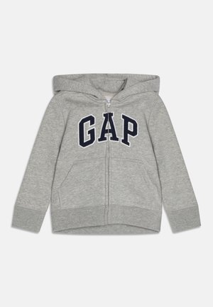 Grijze zip-up hoodie van zachte stof, met een kap, twee voorzakken en gedurfde marineblauwe "GAP" letters op de borst.