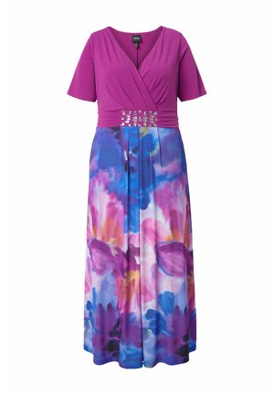 Top viola a maniche corte in stile incrociato con fascia in vita arricchita da gemme e gonna fluente con motivo floreale astratto in blu, rosa e arancione.