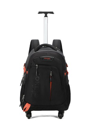 Zaino da viaggio nero con dettagli arancioni, diversi scomparti con zip, spallacci imbottiti e manico in alluminio retrattile su ruote.