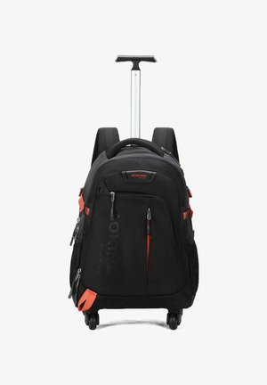 Sac à dos de voyage noir avec des accents orange, plusieurs compartiments zippés, des bretelles rembourrées et une poignée en aluminium rétractable sur roues.