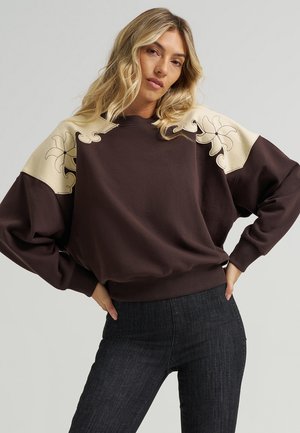 WRANGLER X LAINEY WILSON LAINEY CREW NECK - Φούτερ - brown