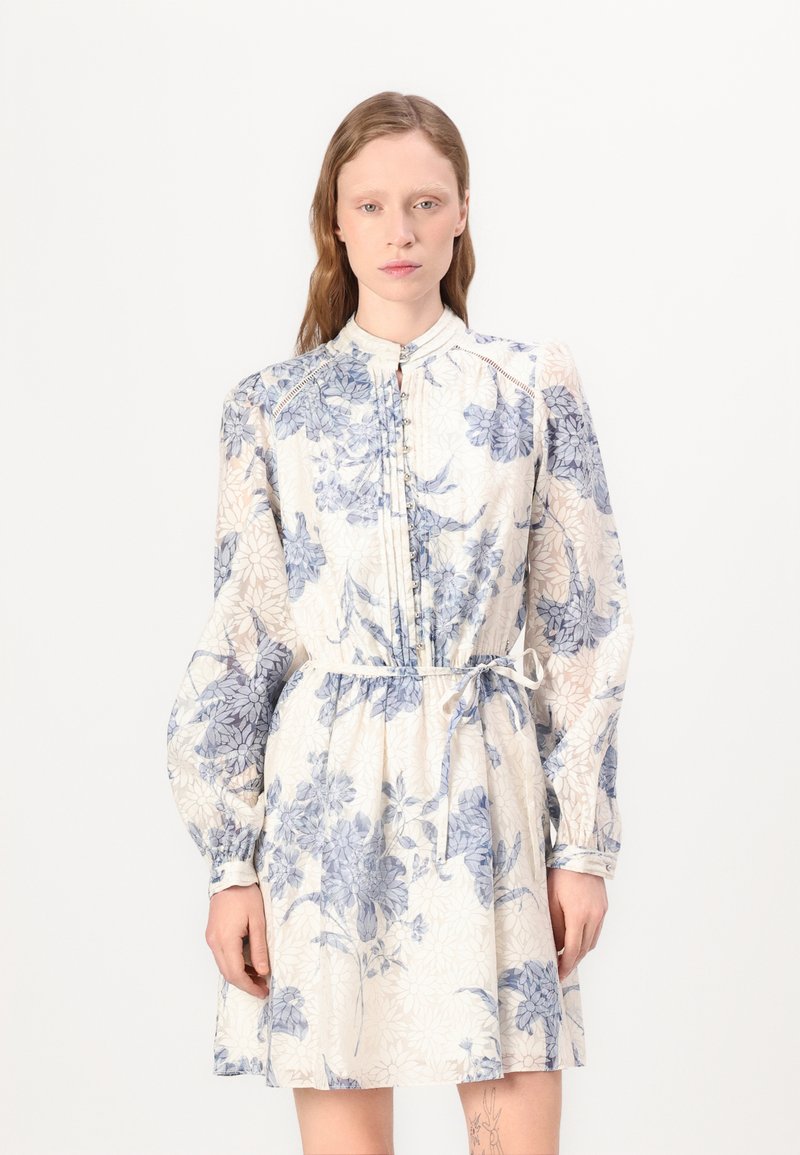 Rochie cu imprimeu floral, în nuanțe de albastru și alb, cu mâneci lungi, guler înalt, detalii cu nasturi și talie strânsă cu șnur.