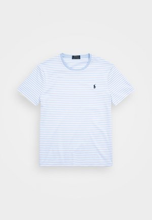 Hellblau-weiß gestreiftes T-Shirt mit kurzen Ärmeln, rundem Ausschnitt und kleinem dunkelblauem Logo auf der linken Brust.