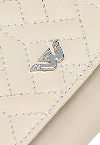 Portafoglio in pelle beige con motivo trapuntato, accentato da logo argentato e bordi cuciti. Texture liscia con forma rettangolare.