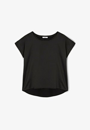 Schwarze Bluse mit kurzen Ärmeln, rundem Ausschnitt und einem hinten leicht längeren, abgerundeten Saum.