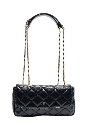 Sac à main en cuir matelassé noir avec fermeture à rabat, petit logo doré sur le devant, et longue chaîne dorée avec bandoulière en cuir noir.