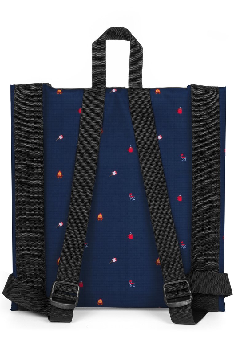 Dos d'un sac à dos bleu marine avec un motif coloré sur le thème du camping. Il est équipé de deux bretelles noires ajustables et d'une poignée supérieure pour le transport.