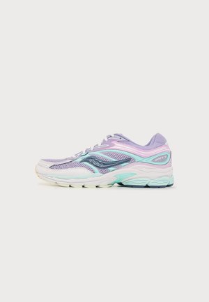 Chaussure de course Saucony violet, rose et bleu sarcelle avec tige en mesh, lacets blancs et semelle coussinée, vue de côté sur fond blanc.