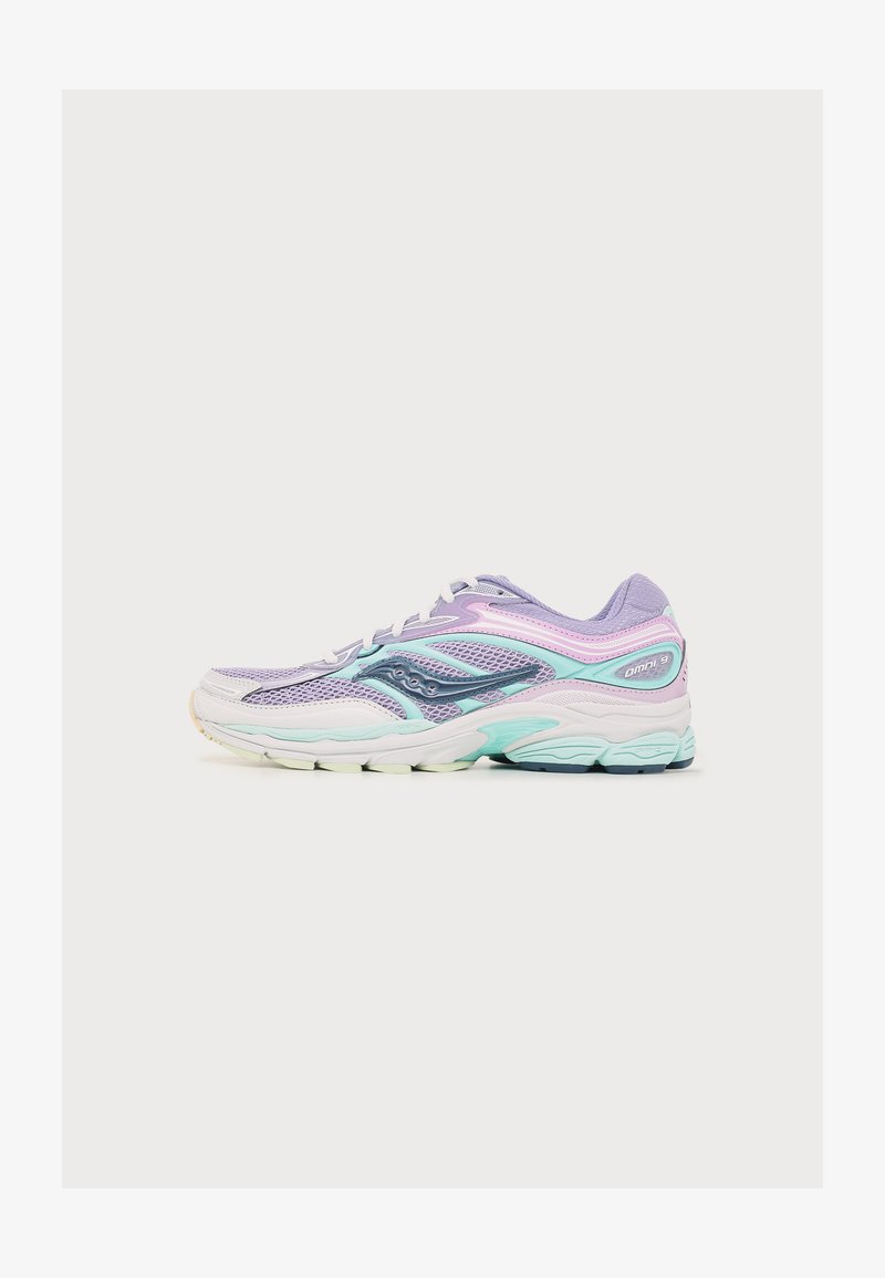 Μωβ, ροζ και τυρκουάζ παπούτσι τρεξίματος Saucony με επάνω μέρος από δίχτυ, λευκά κορδόνια και μαλακή σόλα, εμφανίζεται από το πλάι σε λευκό φόντο.