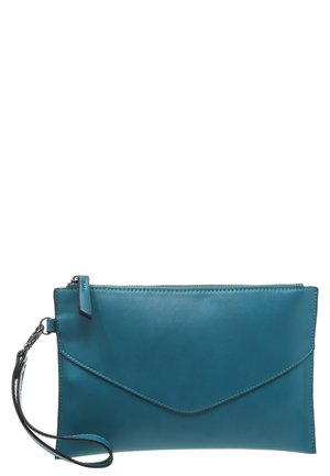 Pochette bracelet en cuir bleu sarcelle avec une fermeture éclair sur le dessus et un rabat avant style enveloppe, dotée d'une sangle de poignet détachable avec boucle métallique.