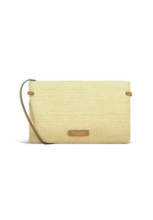 Borsa clutch rettangolare beige intrecciata con un sottile cinturino marrone da polso e una piccola targhetta in pelle sul davanti.
