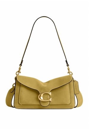 Sac à épaule en daim jaune avec rabat avant, grand fermoir incurvé doré en forme de "C" et bandoulière réglable avec ferrures dorées.