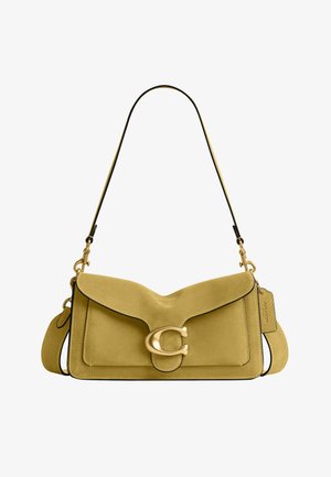 Sac à épaule en daim jaune avec rabat avant, grand fermoir incurvé doré en forme de "C" et bandoulière réglable avec ferrures dorées.