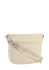 Borsa a spalla beige realizzata in materiale liscio, con una tasca posteriore con zip e un'ampia tracolla con logo impresso. Dettagli in metallo argentato.