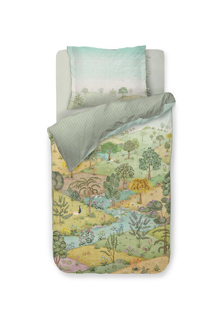 Zestaw pościeli z nadrukiem przedstawiającym scenę przyrody. Miękka tkanina ukazuje kolorowe drzewa, kwiaty i rzekę. Poduszka w jasnym zielonym kolorze z gradientowym wzorem.