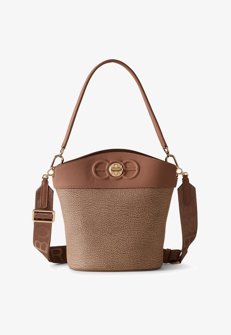Sac seau marron avec une section inférieure texturée et un cuir lisse en haut. Comprend un fermoir doré, une bandoulière réglable et des détails en relief du logo.