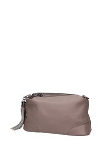 Borsa cosmetica in pelle grigia con finitura testurizzata, chiusura a zip e un accento a nappina. Forma compatta e arrotondata.