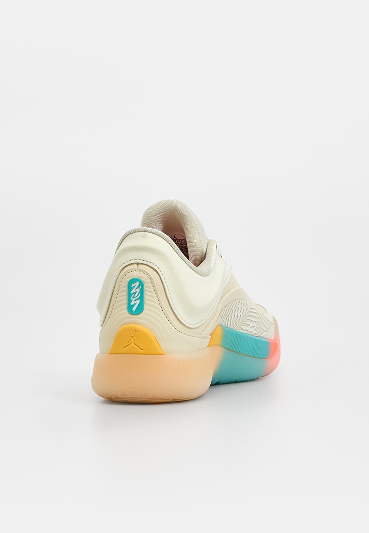 Zapatillas con una parte superior crema, detalles texturizados y suela multicolor en azul verdoso, naranja y rosa. Presenta un logo en el lado y en el talón.