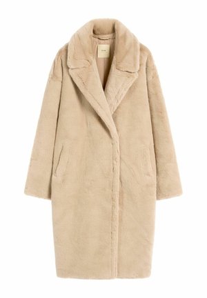 Beżowy płaszcz z sztucznego futra z klapami, otwartym przodem i dwoma bocznymi kieszeniami. Miękka tekstura uzupełnia klasyczny, prosty krój.